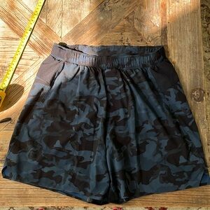 Lululemon men’s athletic shorts 6” inseam camo navy mesh unmarked small unlined